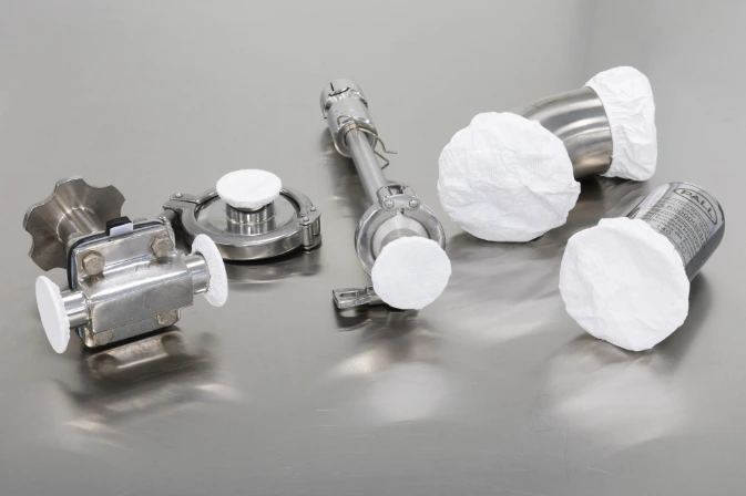 Passende Pharmaclean Tyvek-hoesjes rond metalen cleanroomonderdelen